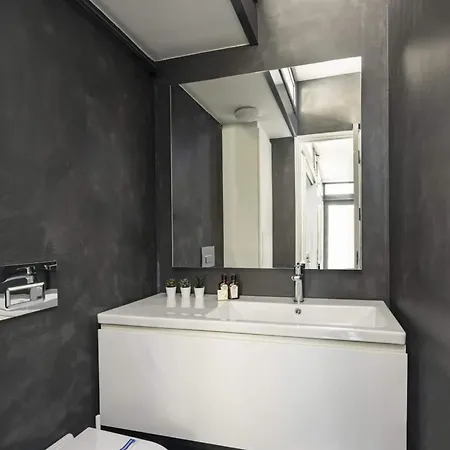 Hotel Bright Modern Design New Duplex Loft Patio! #145 Stambuł