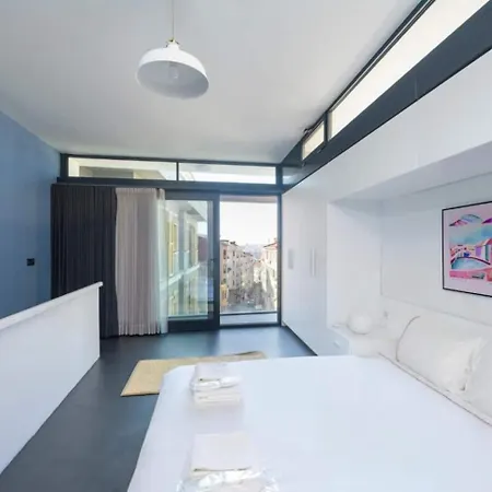 Bright Modern Design New Duplex Loft Patio! #145 Hotel