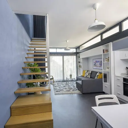Bright Modern Design New Duplex Loft Patio! #145 Otel